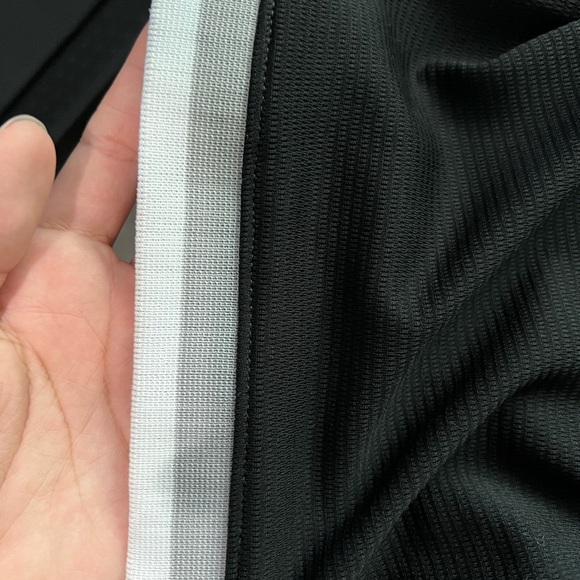 Worn 4 times in good condition color is black with gray and white on the side - Picture 4 of 8